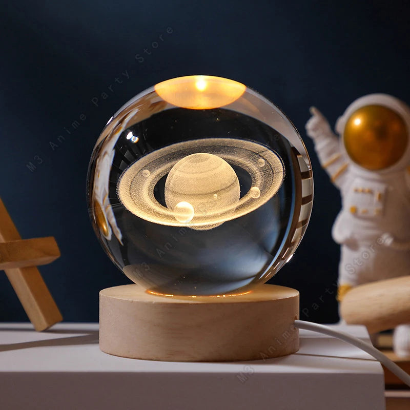 Bilă de Cristal 3D cu LED - Lampă de Noapte Galaxie cu Planete, Lună și Saturn - 5cm