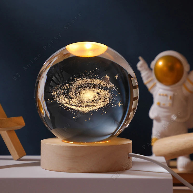 Bilă de Cristal 3D cu LED - Lampă de Noapte Galaxie cu Planete, Lună și Saturn - 5cm